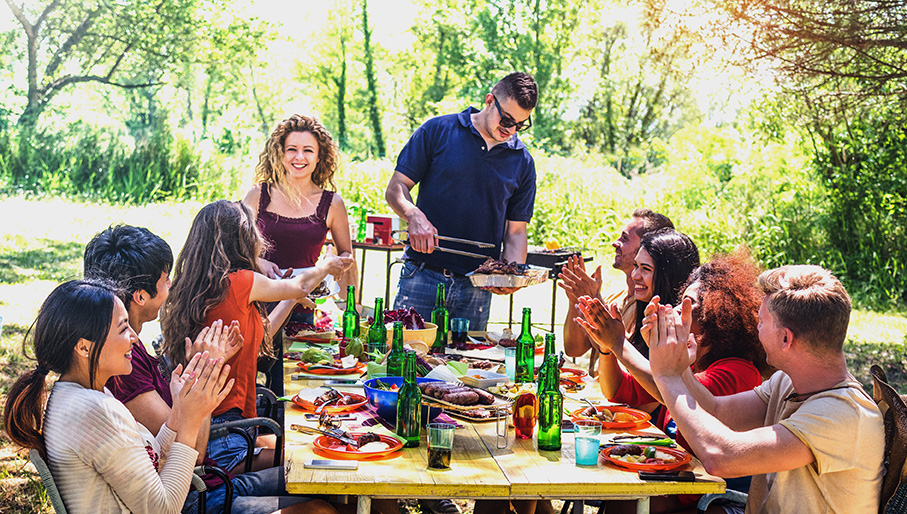 personnes heureuses mangeant autour d'une table